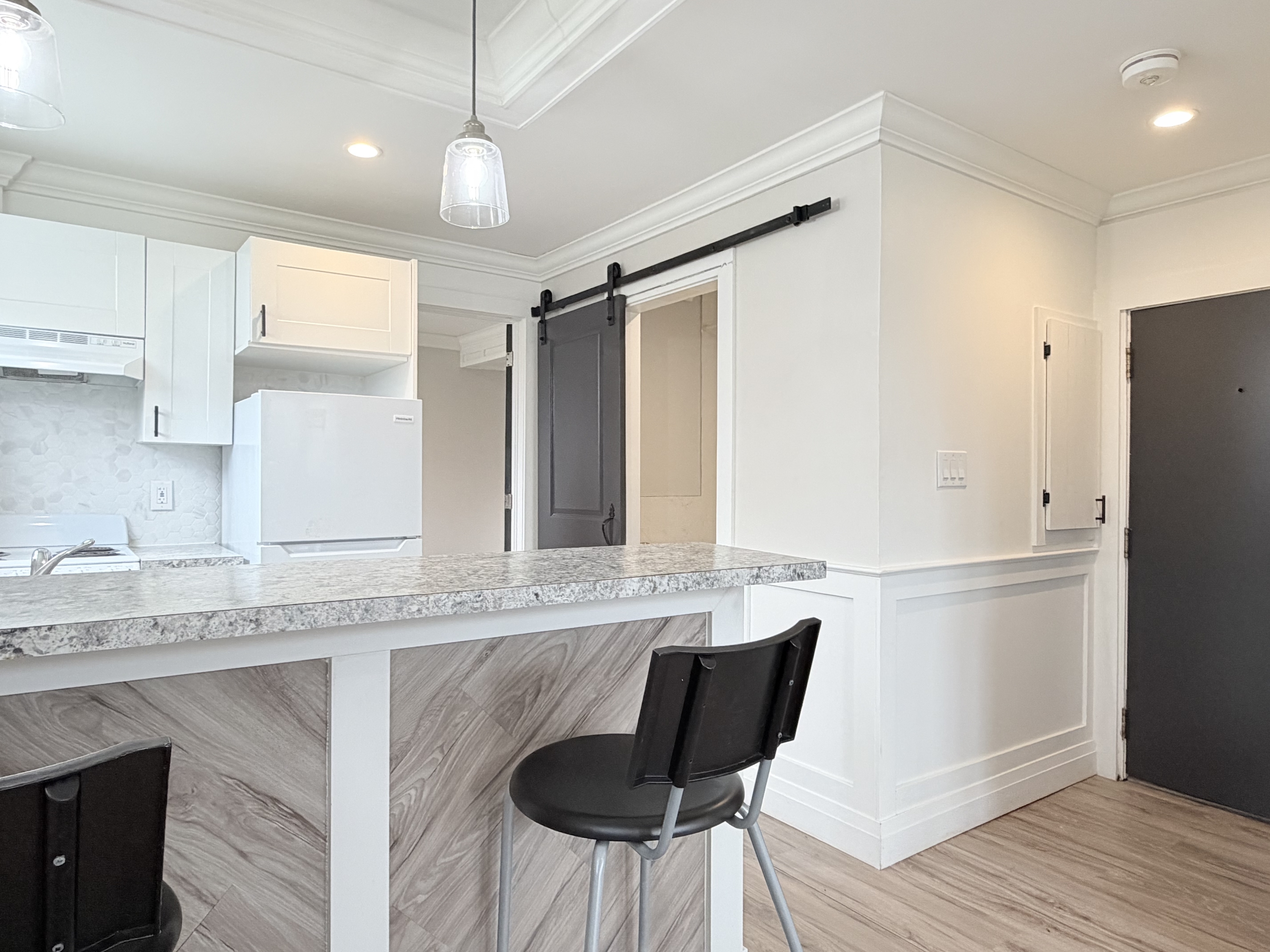 1495 Gladstone Avenue - 101