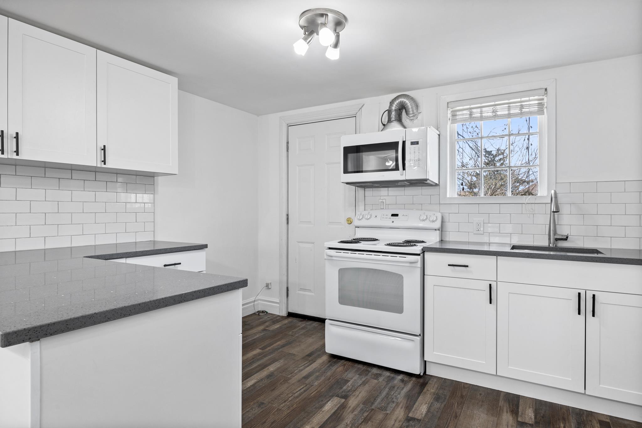 835 Moy Avenue - Upper