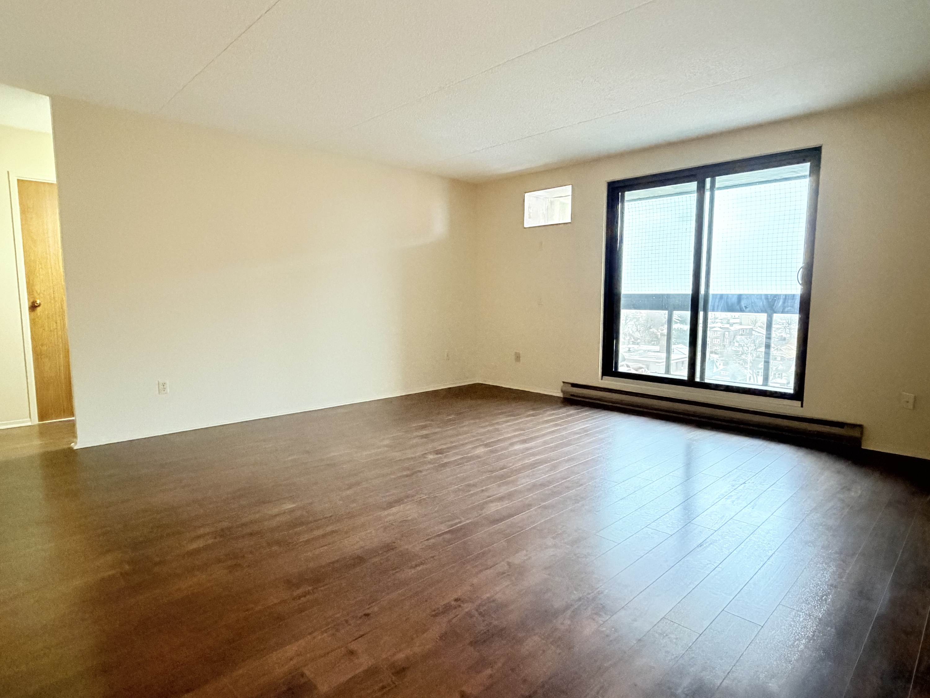 1653 Ouellette Avenue - 905