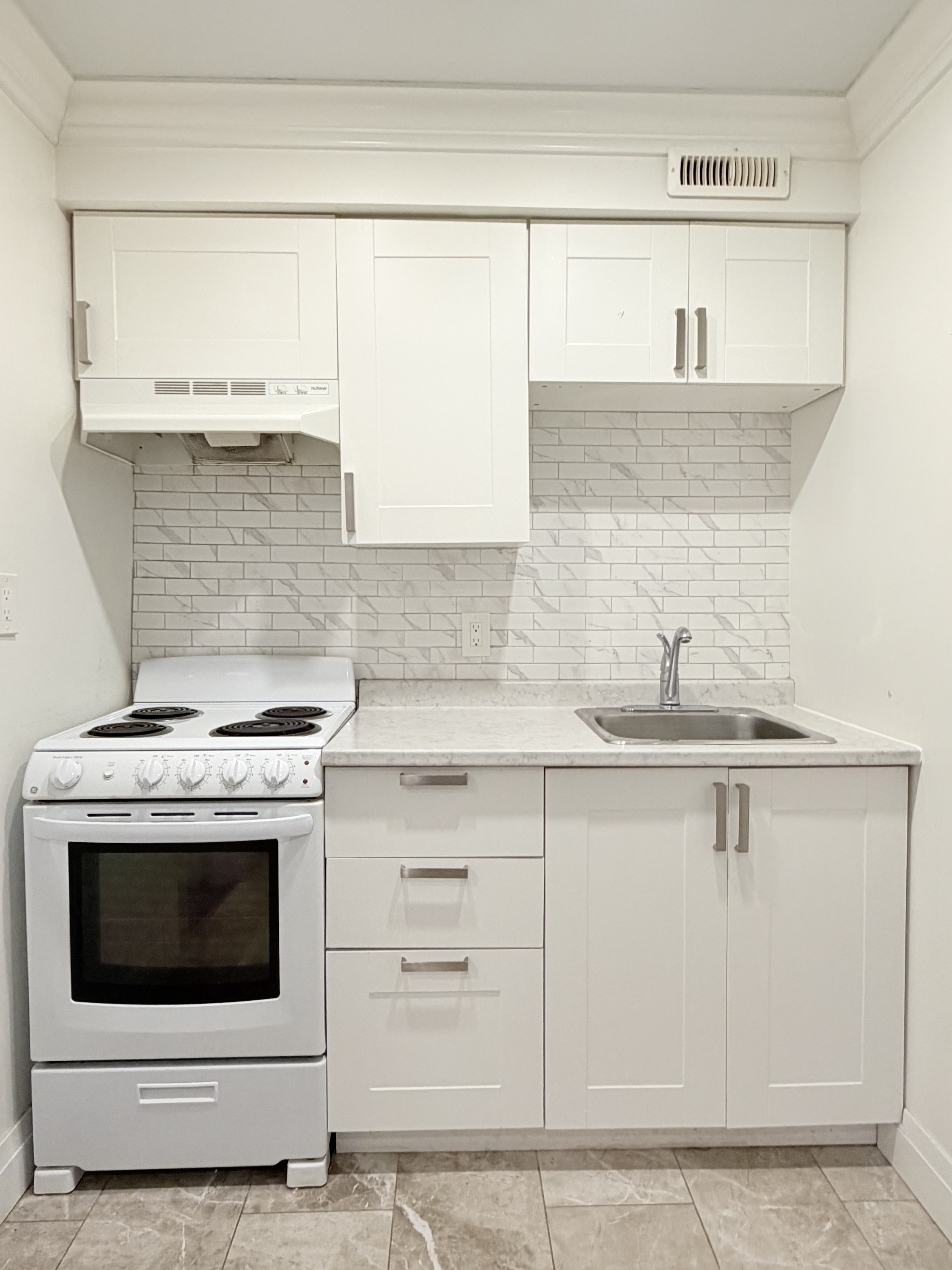 1495 Gladstone Avenue - 102