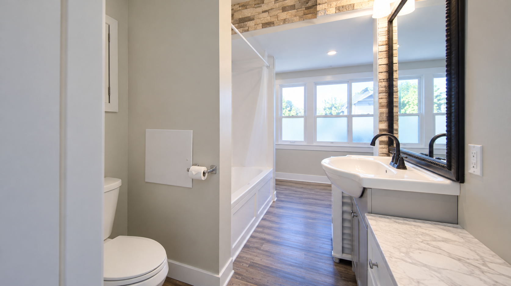 483 Wellington Street - Upper